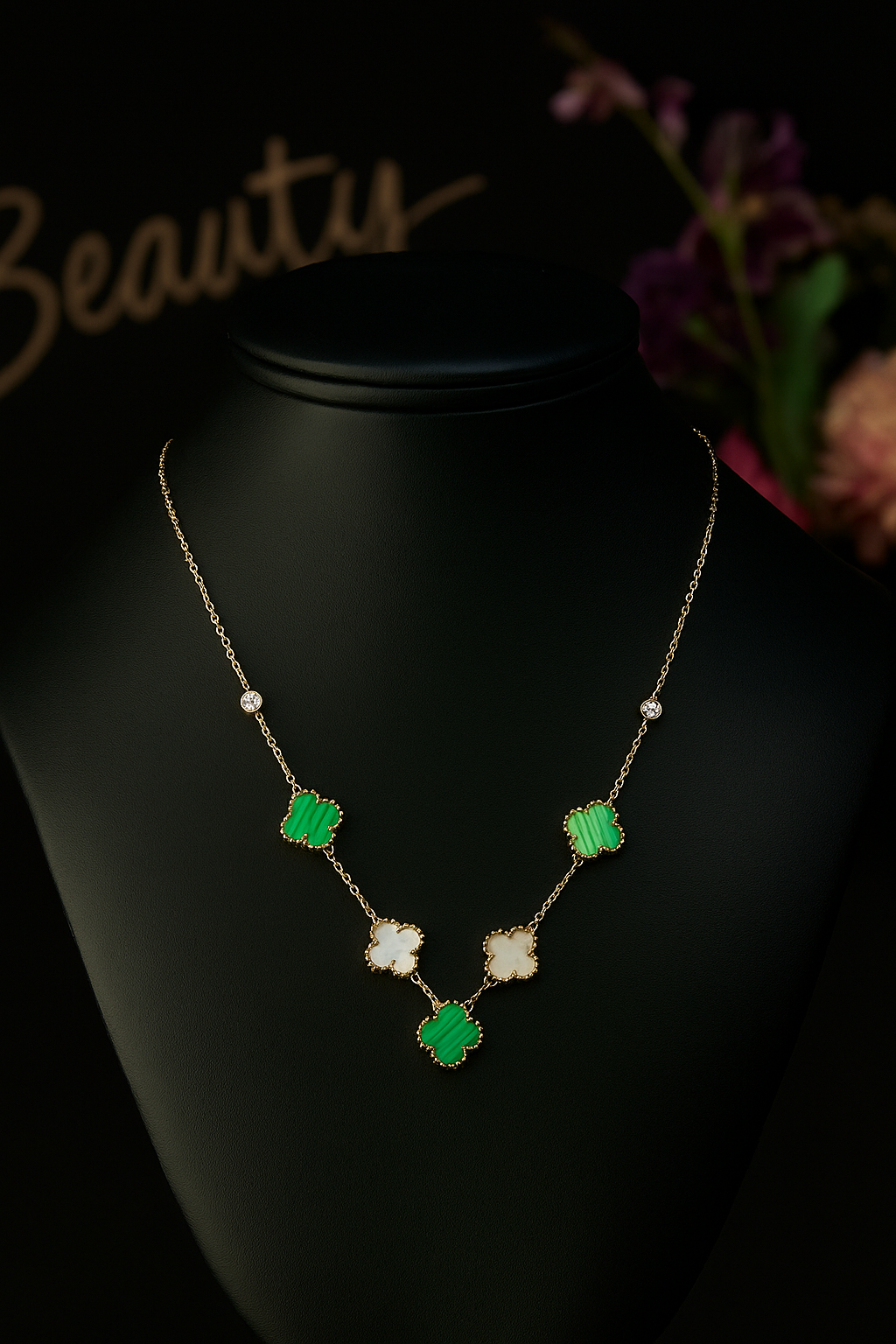 Collier Chance Émeraude & Nacre – Trèfles Dorés de Lumière