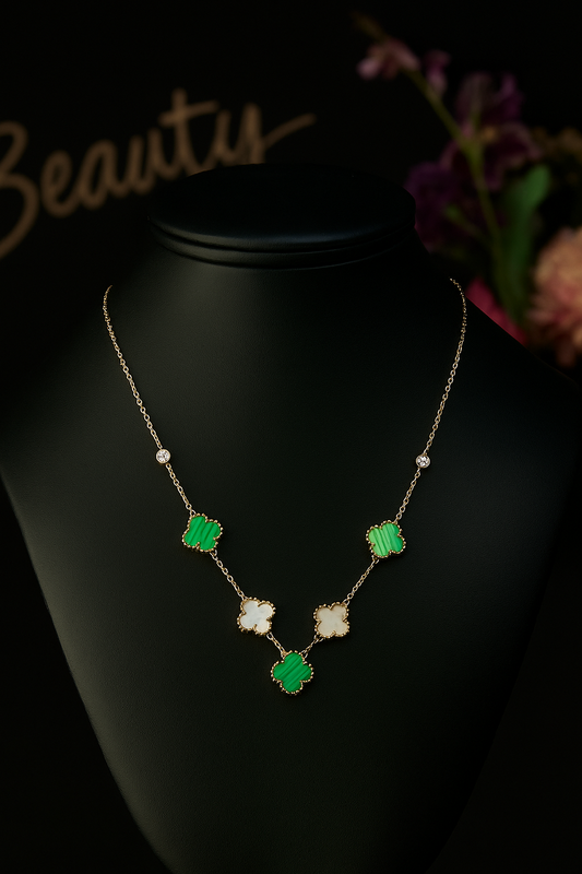 Collier Chance Émeraude & Nacre – Trèfles Dorés de Lumière